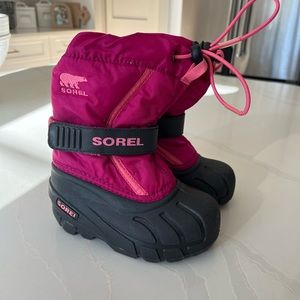 Sorel Toddler Snow boots size 8- like new, only worn twice